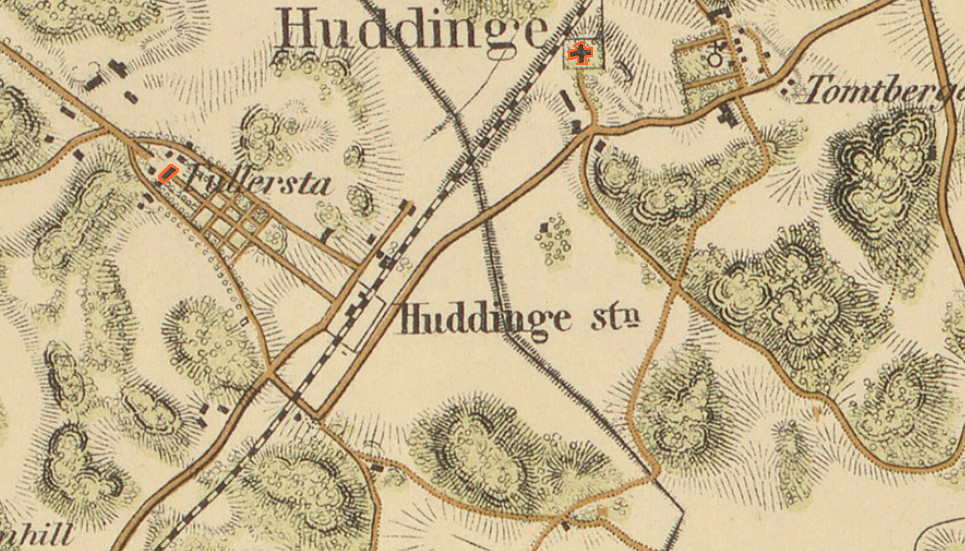 En karta där järnvägen löper tvärs över bilden med en herrågrdspark på ena sidan och kyrkan på andra sidan. Huddinge station i mitten.