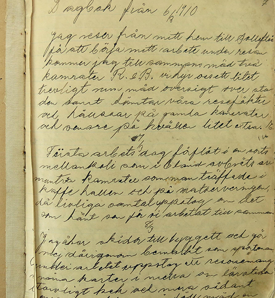 En sida i en dagbok, texten är skriven med snirklig handstil. Dagboken är från 1910.