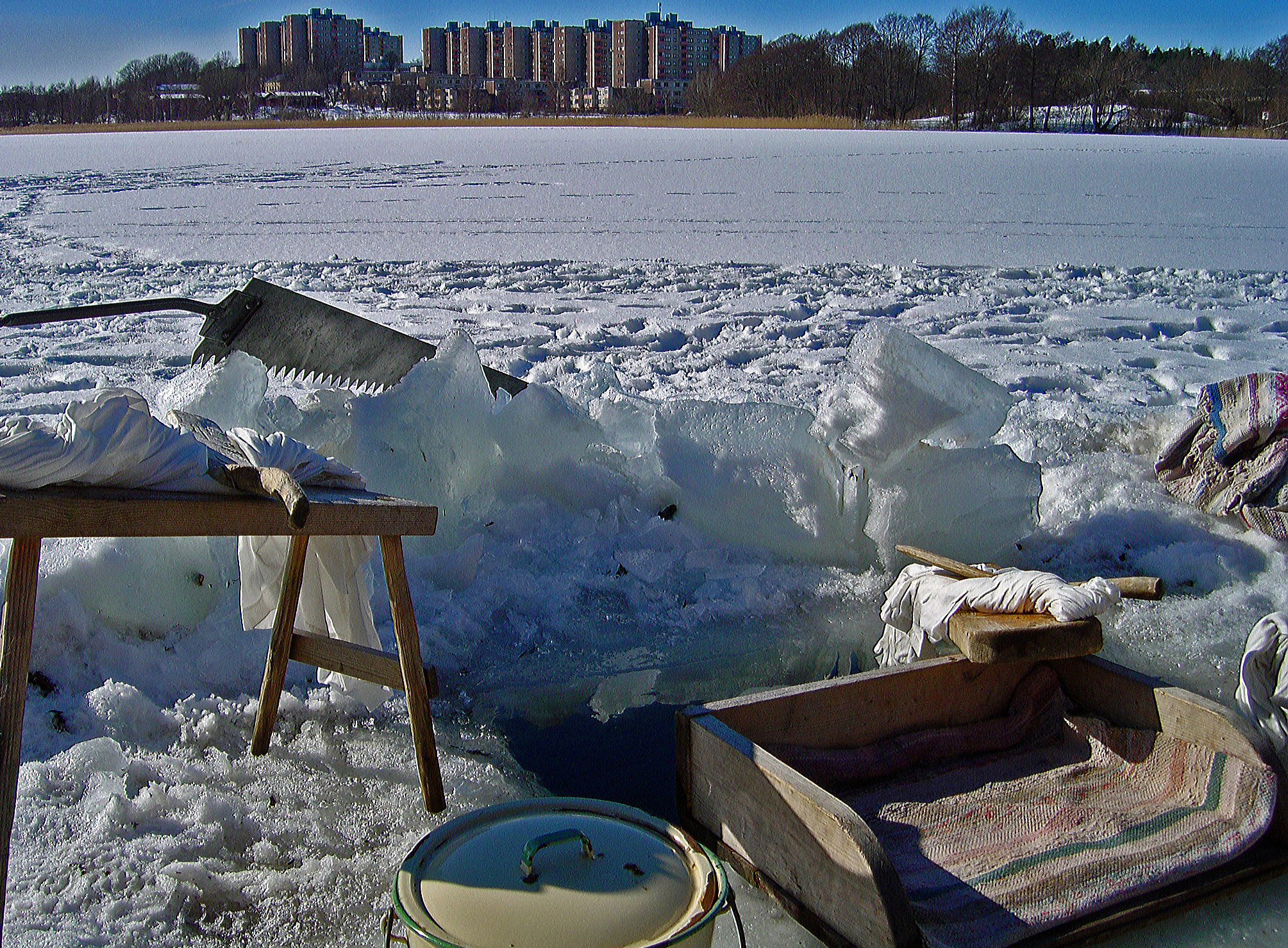 Redskap runt en vak i sjön.
