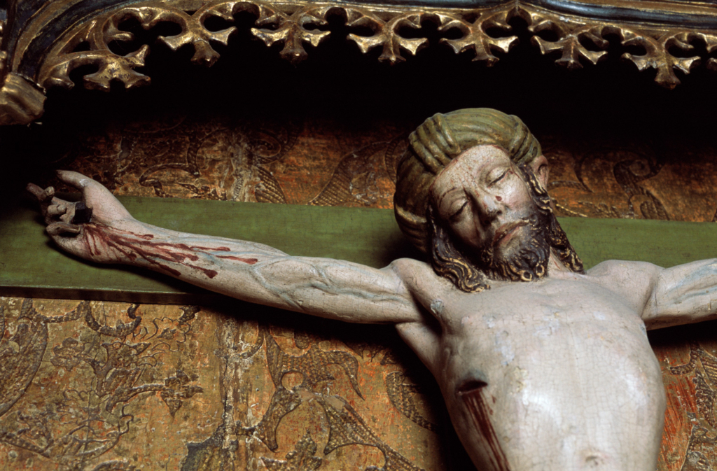 Närbild från altarskåp med Jesus på korset