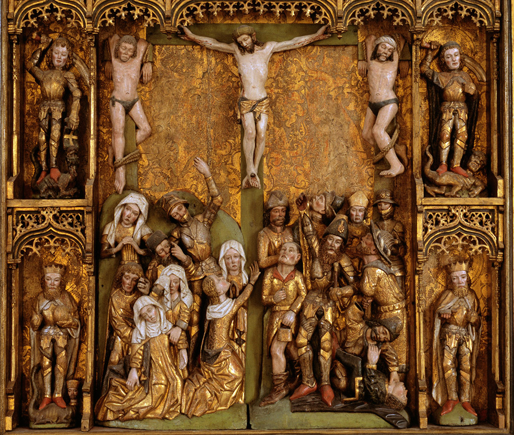 Altarskåp med Kristus på korset i mitten och scener runtom.