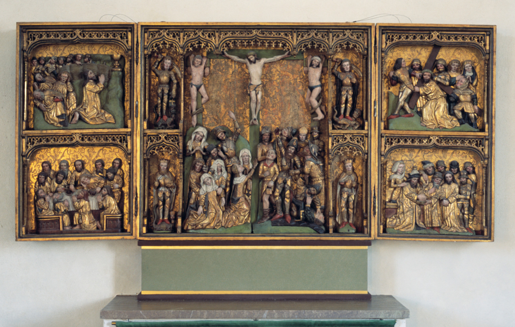 Ett öppet detaljrikt altarskåp från Huddinge kyrka
