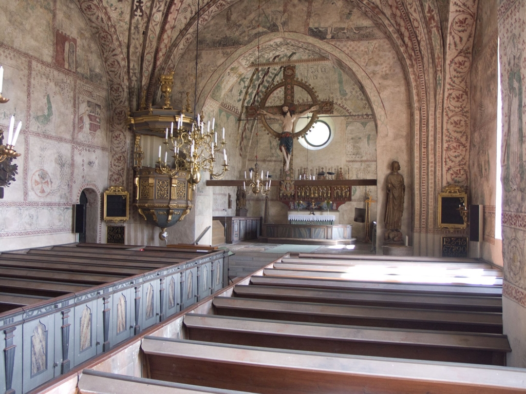 Interiör från Roslags-Bro kyrka med triumfkrucifix och väggmålningar
