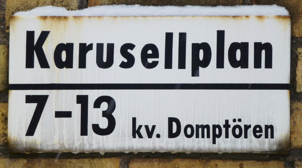En skylt med texten Karusellplan 7-13 Kvarteret Domptören.
