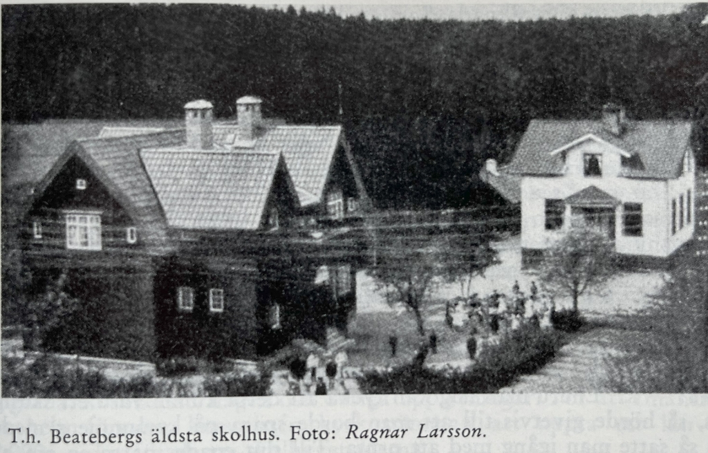 Ett svartvitt foto ur en bok som visar två skolhus. Texten lyder: Till höger Beatebergs äldsta skolhus. Foto: Ragnar Larsson