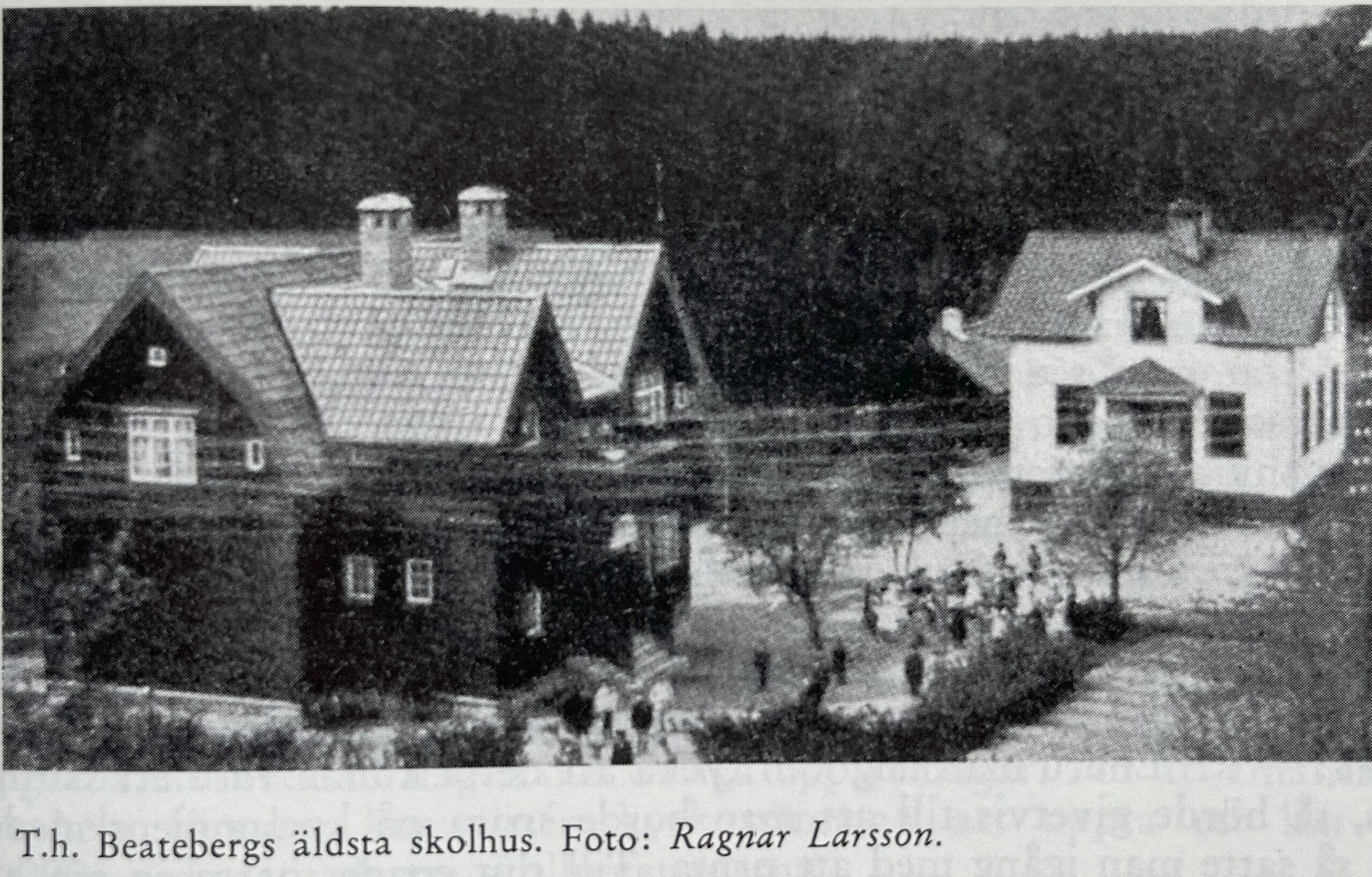 Ett svartvitt foto ur en bok som visar två skolhus. Texten lyder: Till höger Beatebergs äldsta skolhus. Foto: Ragnar Larsson