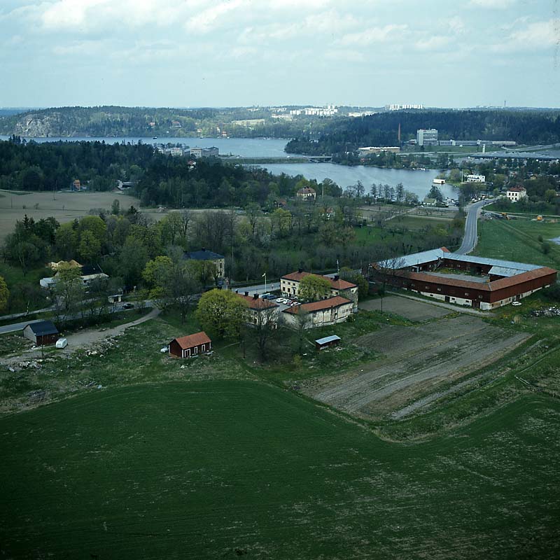 Flygfoto över jordbruklandskap med sjö i bakgrunden