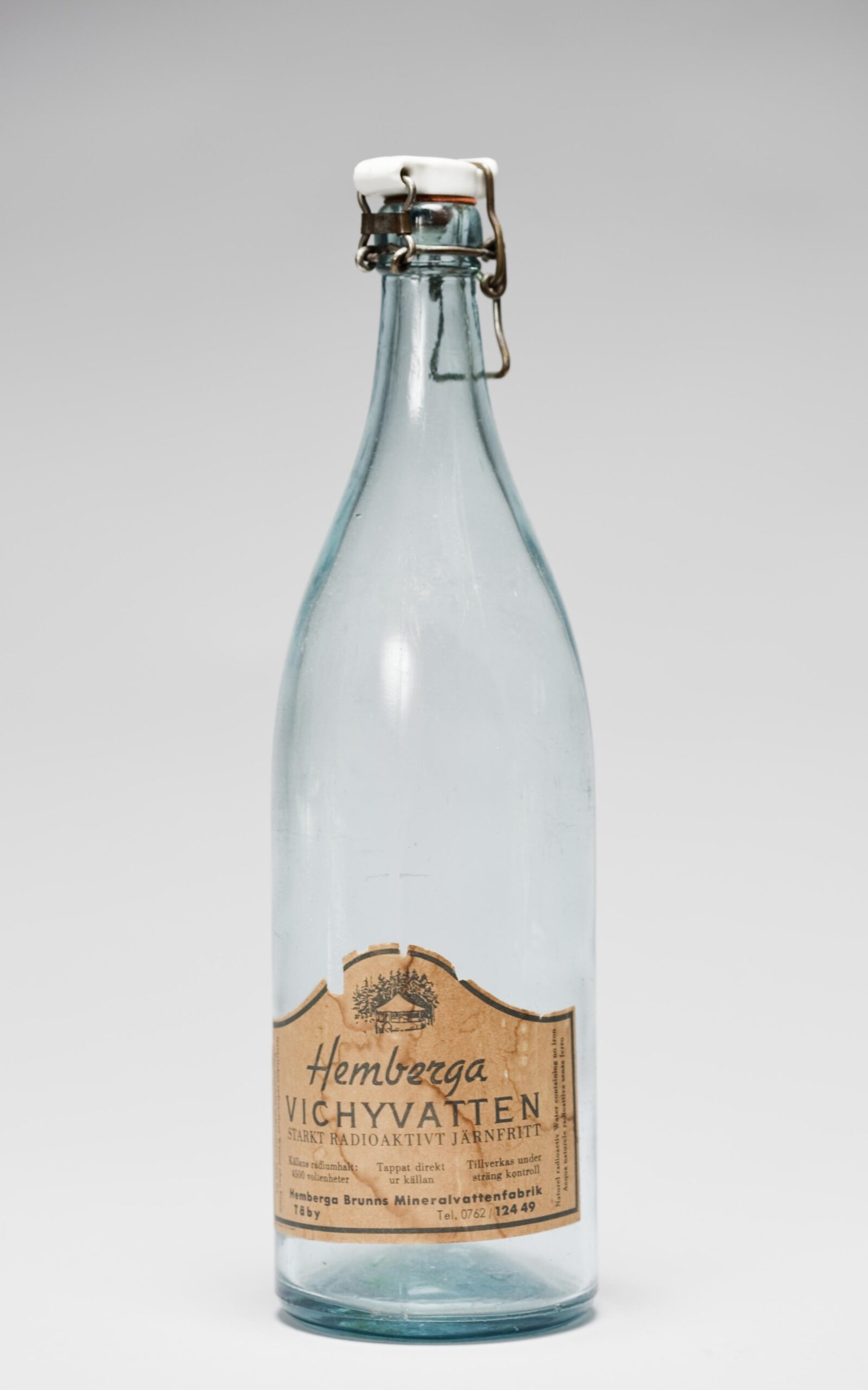 färgfoto av en flaska med neutral bakgrund.