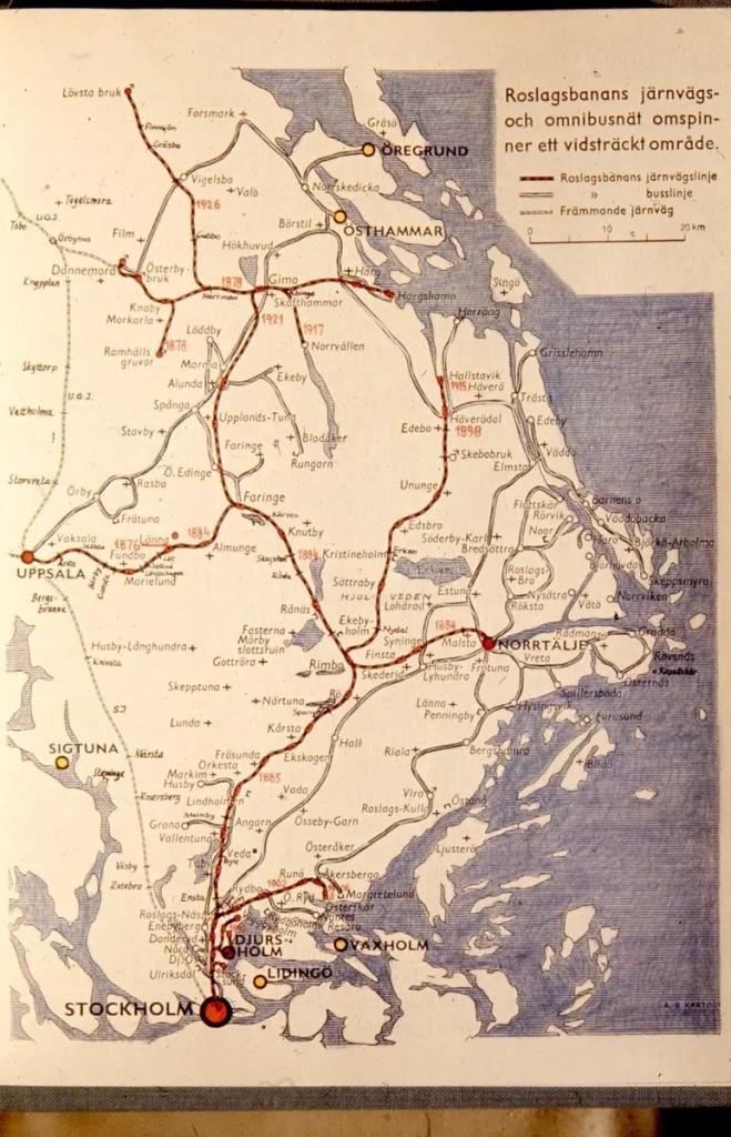 En karta som visar Roslagsbanans järnvägsnät i rött och hur det sträcker sig genom hela Roslagen.
