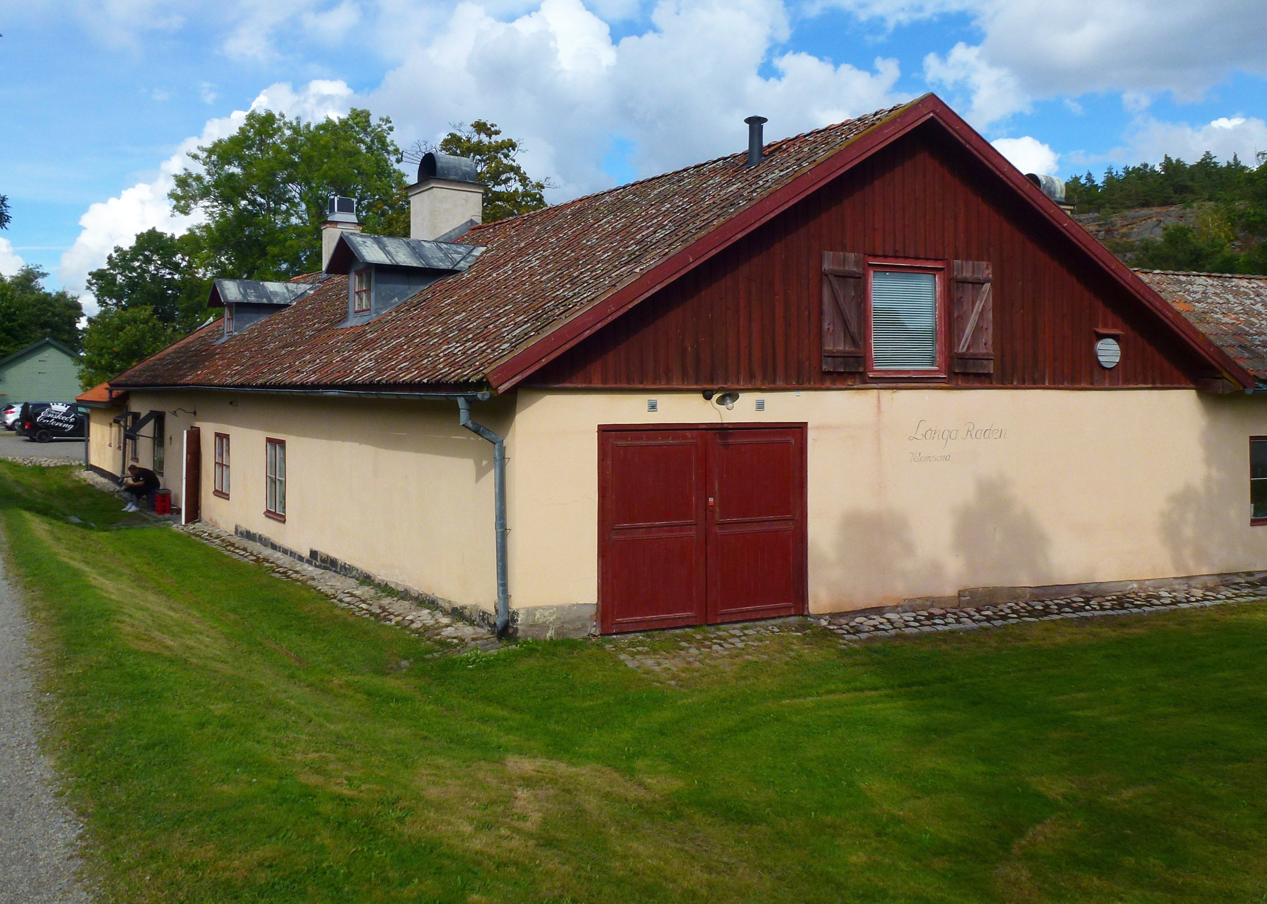 Beige putsad byggnad.