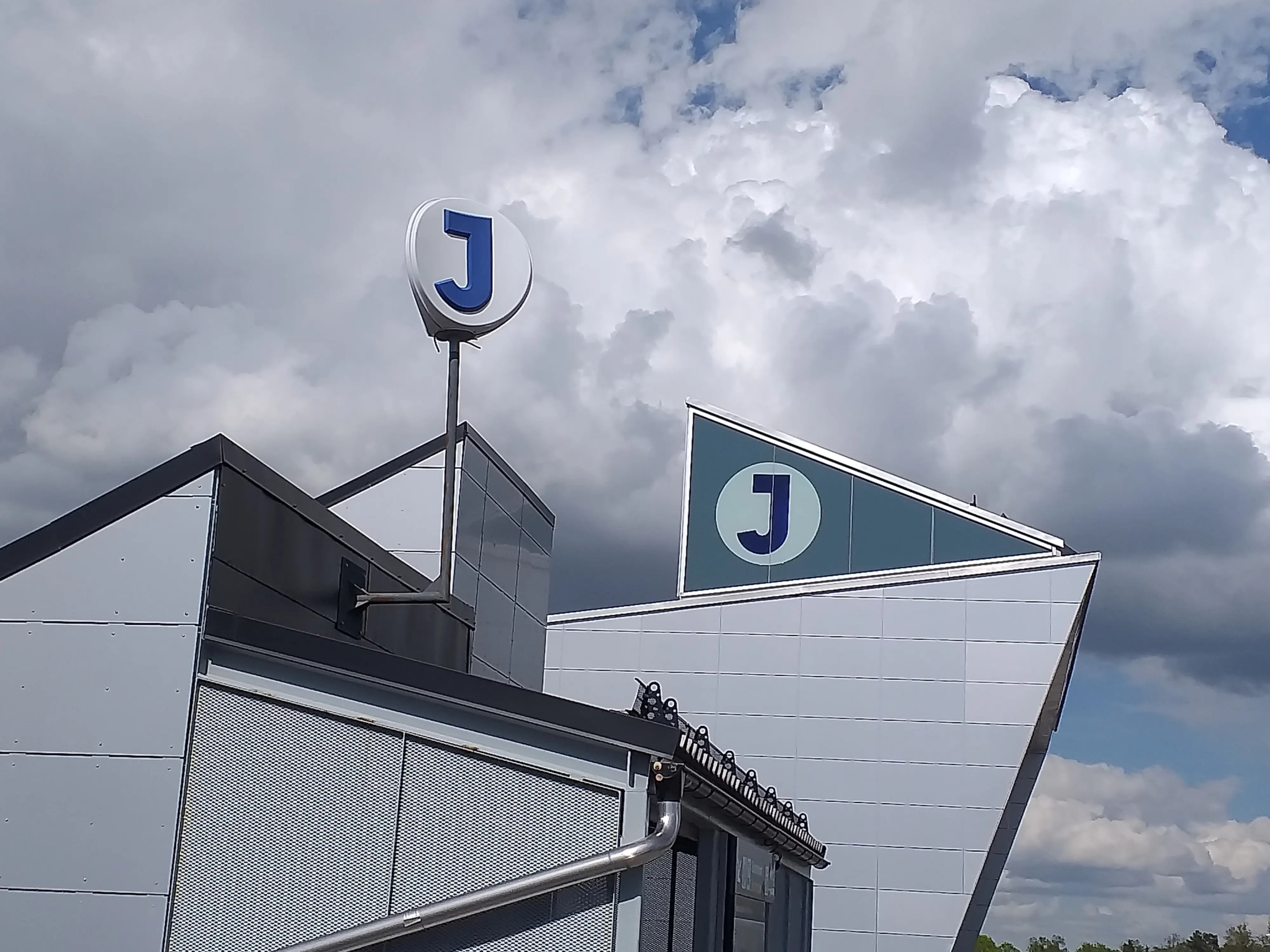Två skyltar med bokstaven J på ett tak