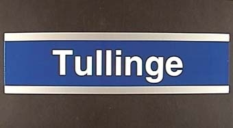 Skylt från pendeltåget med texten Tullinge i vitt på blå bakgrund.