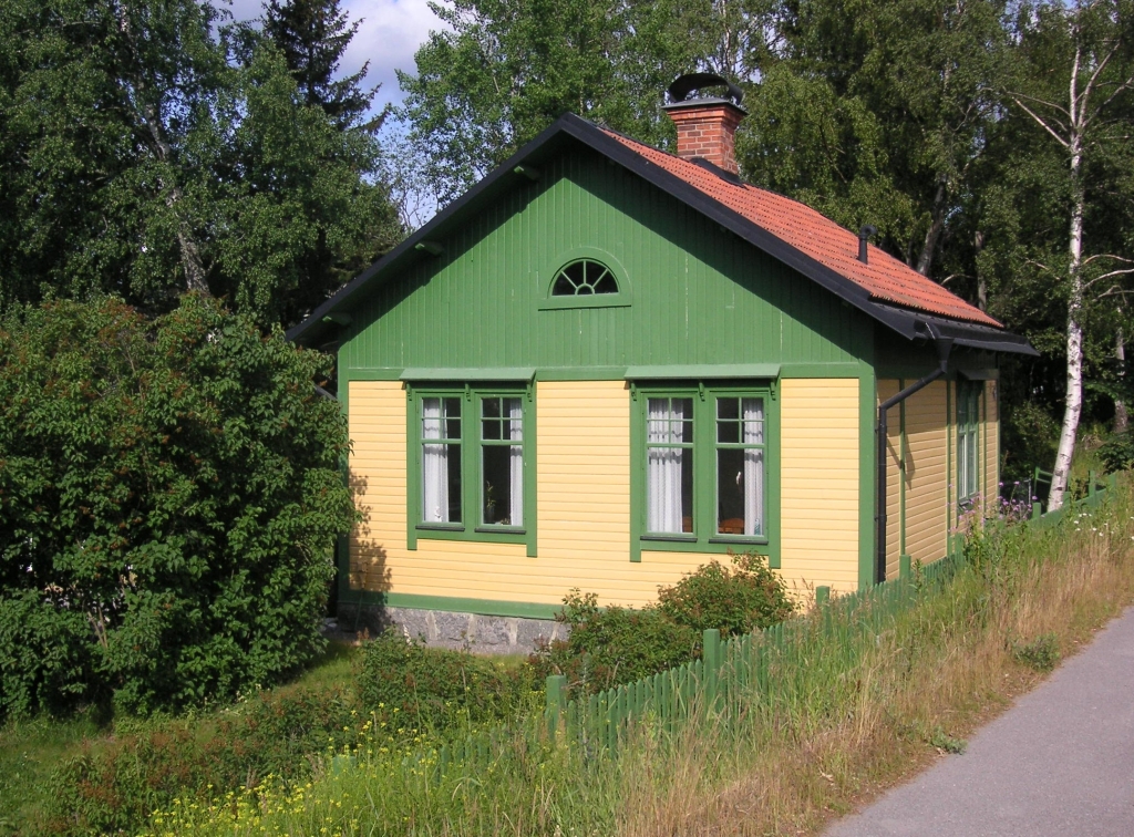 Stugan är målad i gult och grönt.