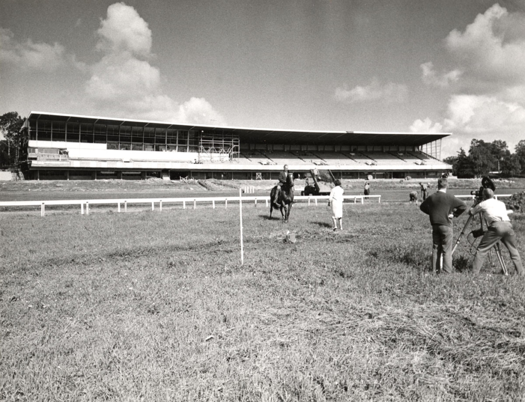 Svartvitt foto. Läktarbyggnadens långsida.