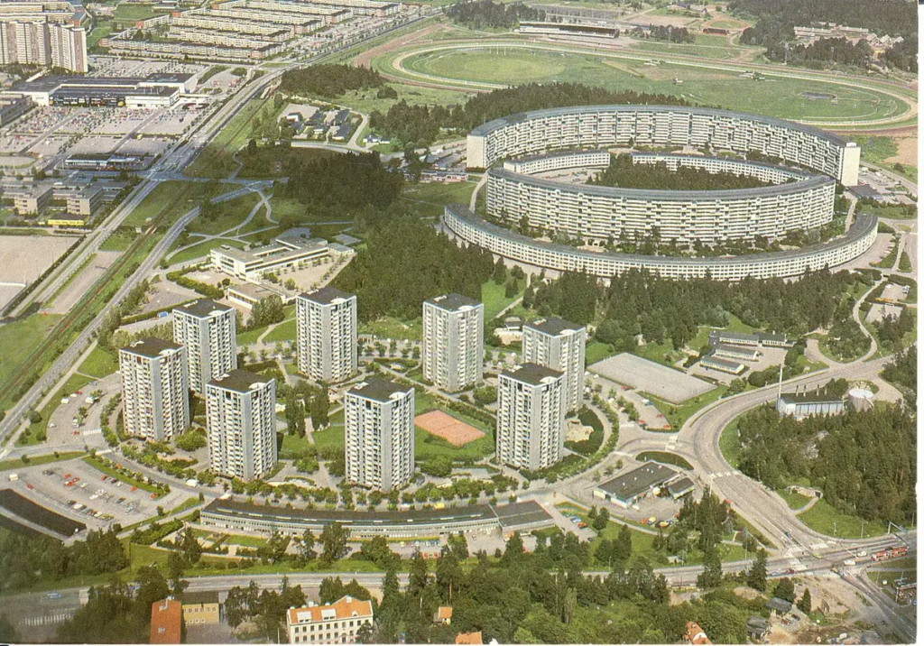 Flygfoto. Bostadsområdena Näsbydal och Grindtorp samt Täby galopp.