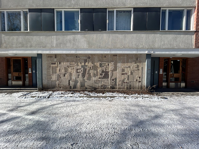 Abstrakt konst på byggnad.