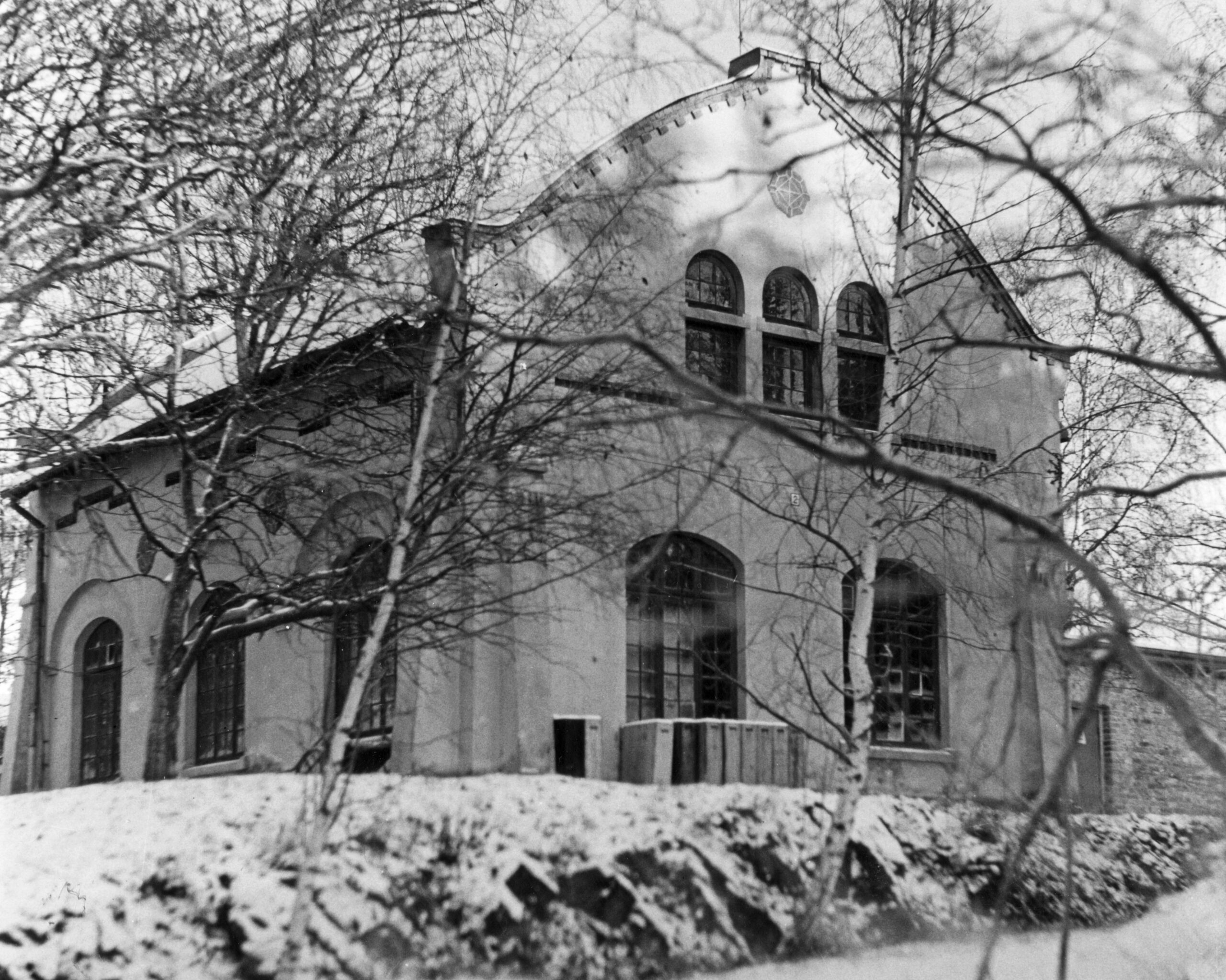 Svartvit bild av ett kyrkliknande hus.