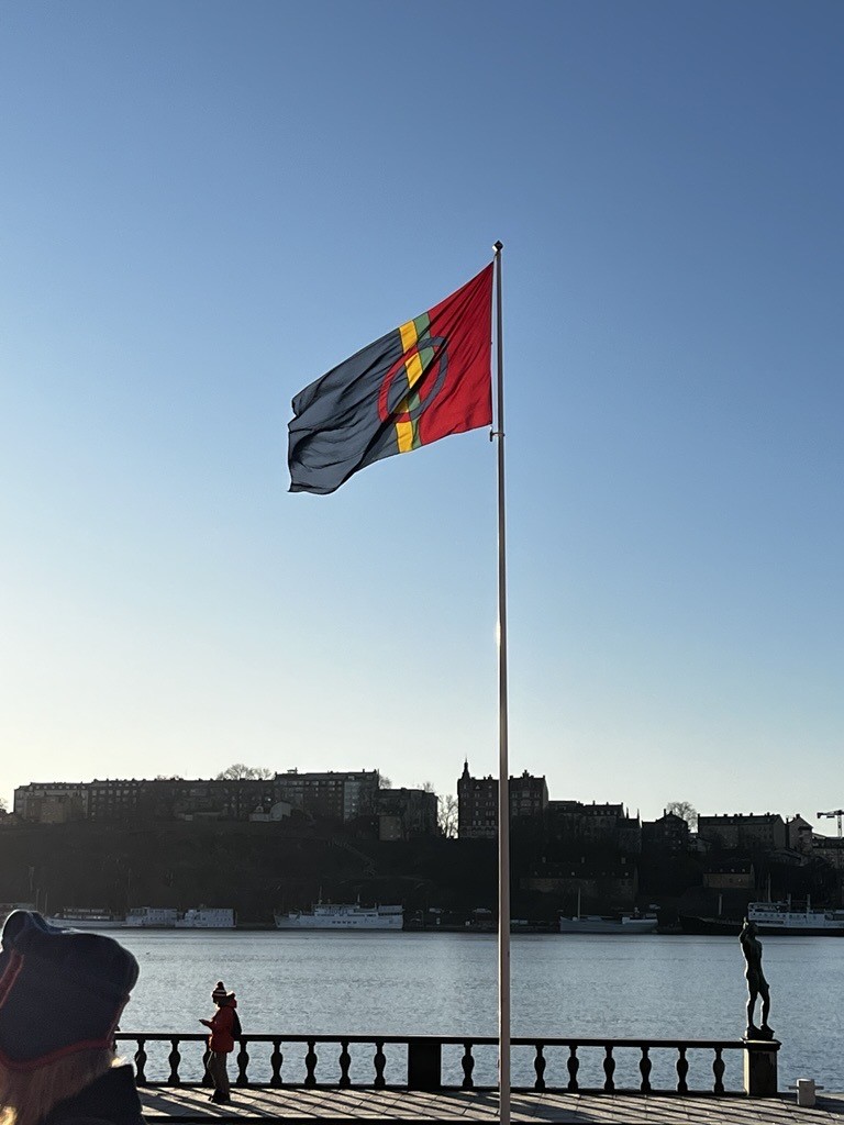 En samisk flagga vajar i vinden.