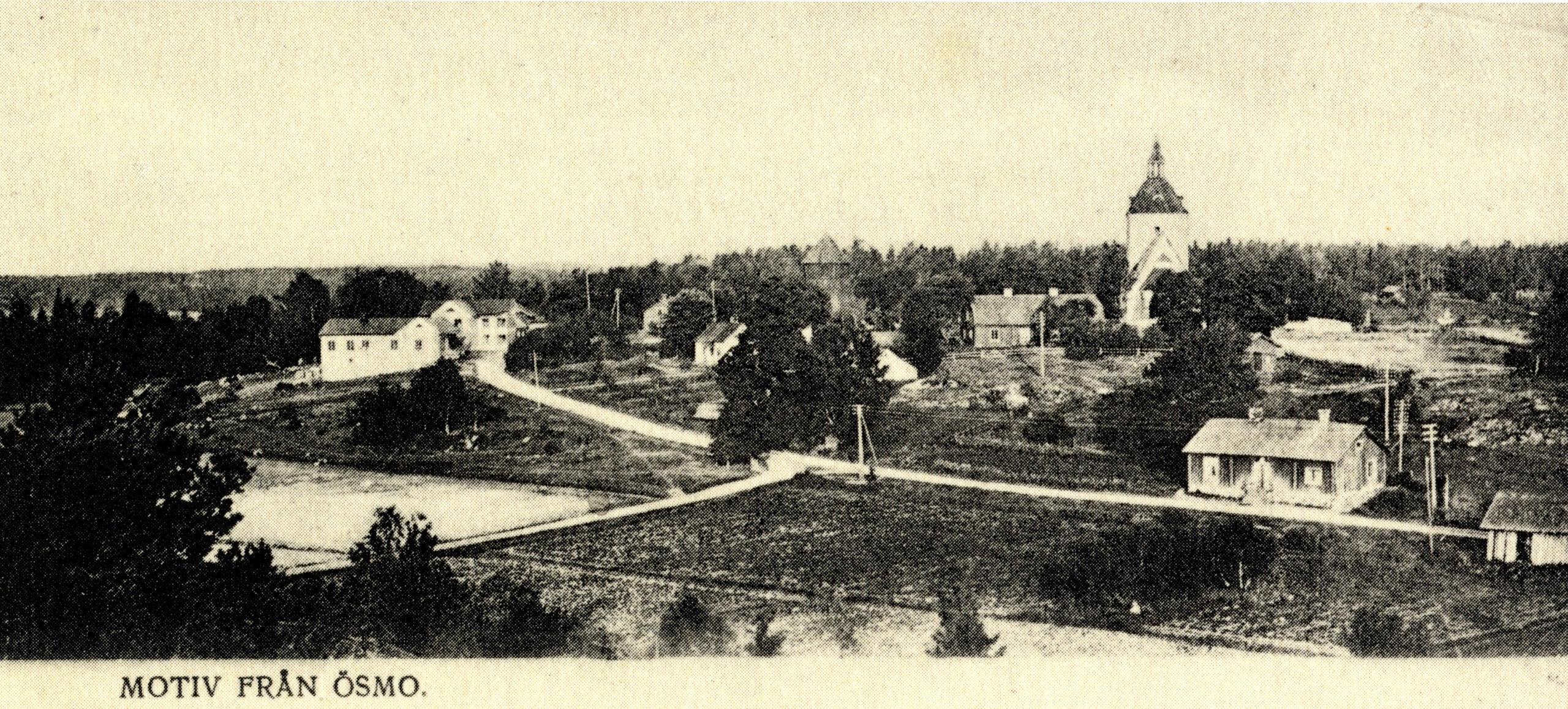 Grynigt foto med kyrkan, några hus och texten "Motiv från Ösmo"