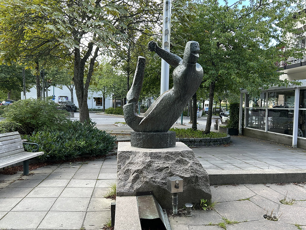 Abstrakt figur i brons med kvinnoliknade former