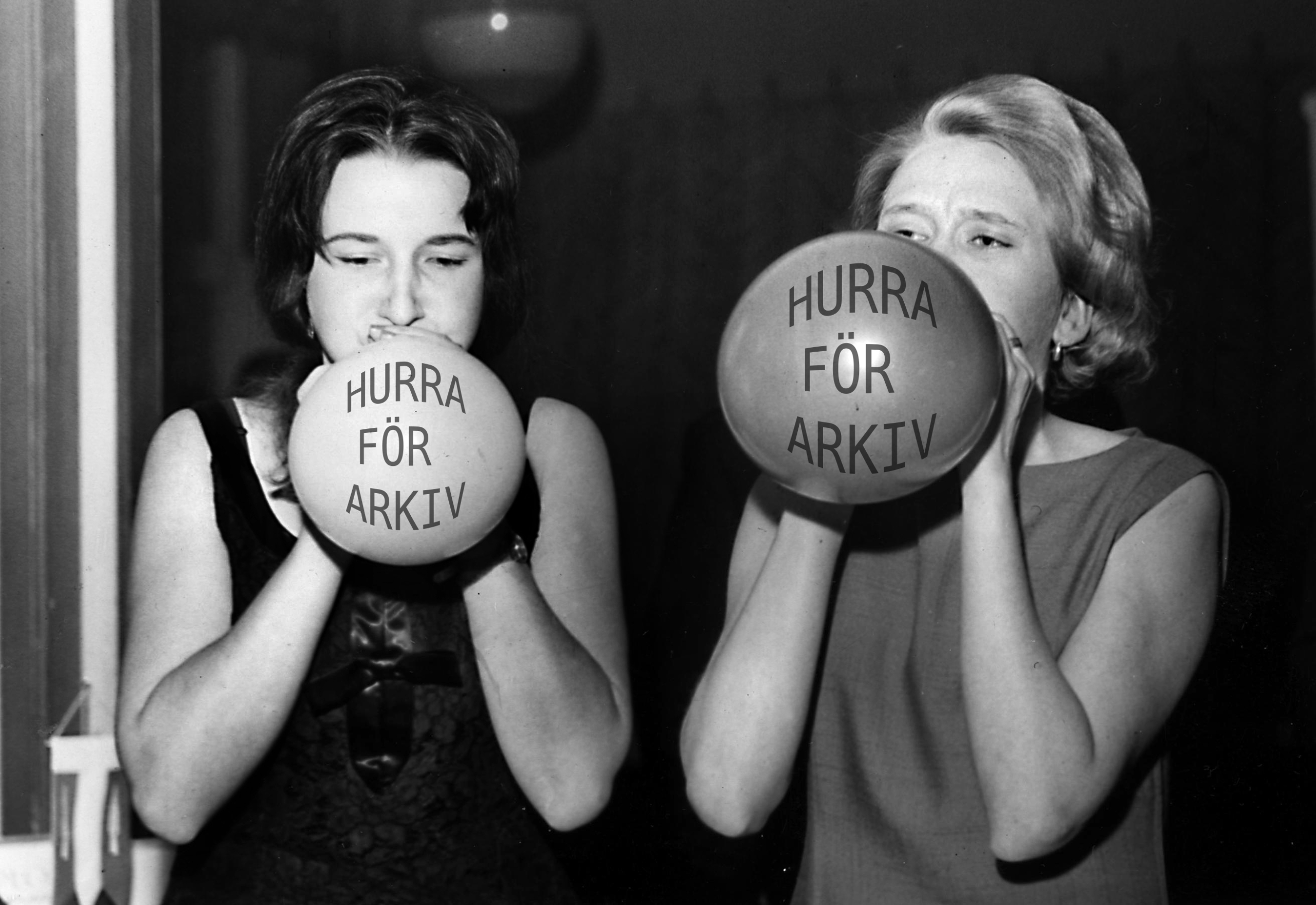 Två kvinnor blåser upp ballonger. På ballongerna står det "Hurra för arkiv"