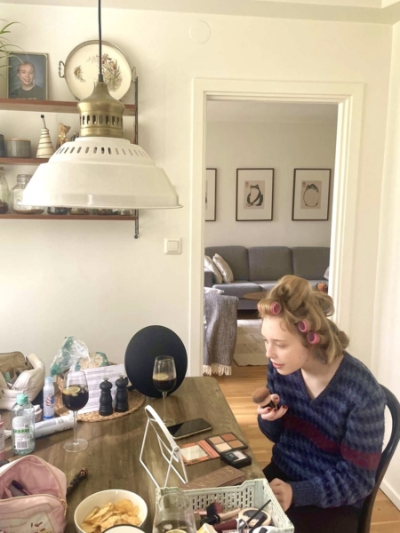 Min vän sminkar sig inför en fest