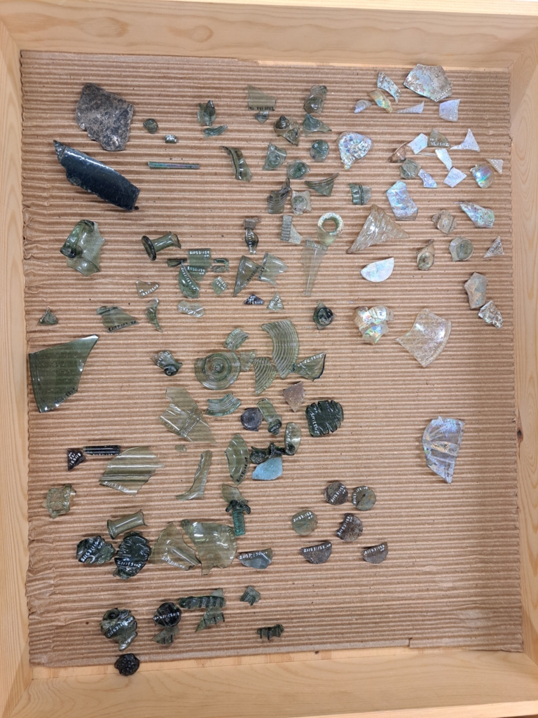 Glasbitar i en trälåda.