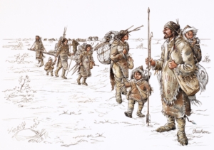 Vuxna och barn på vandring i ett flackt landskap.