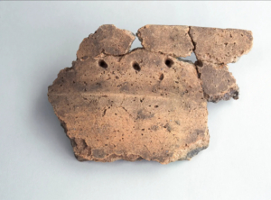 Närbild av en krukskärva.