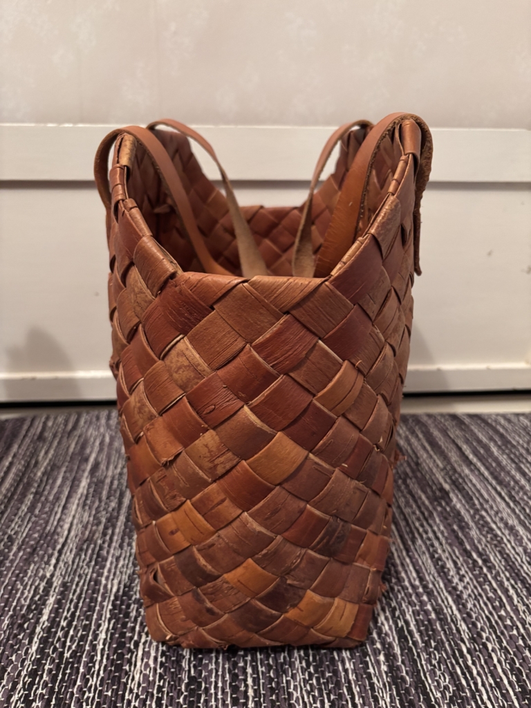 Närbild på en väska av flätat näver.