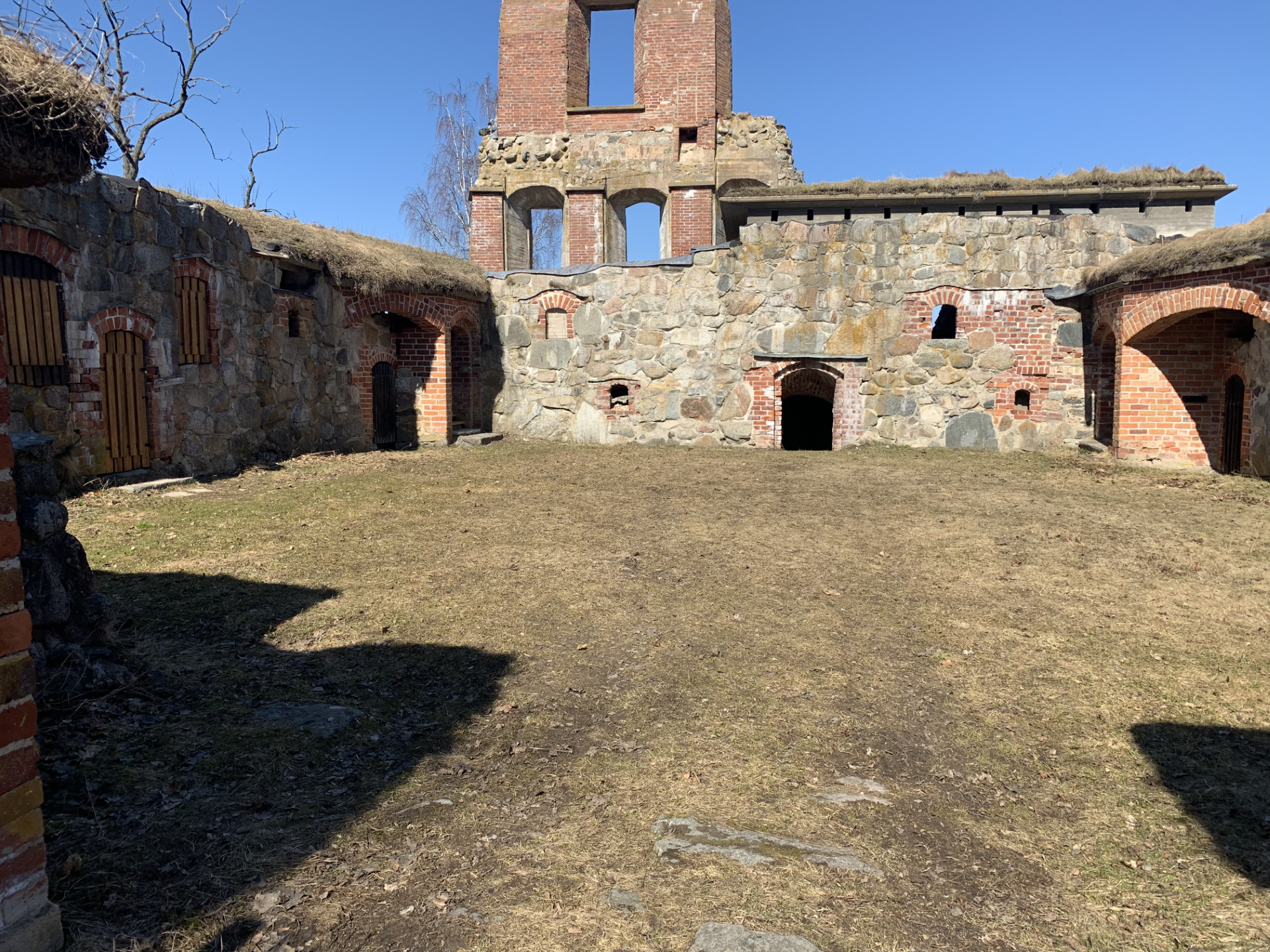 Ruinen efter Mörby slott, man ser väggar och fönster.