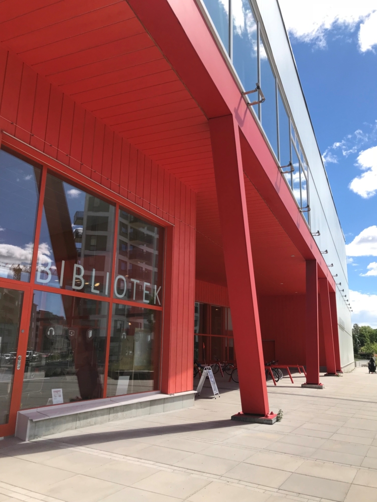 Röd byggnad med skyltfönster.