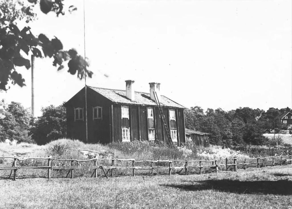 Ett tvåvåningshus i trä.Bostadshus - gårdsnummer nr 1 - tillhörande Stora Sickla gård. Byggnaden är idag riven. Foto 1926.