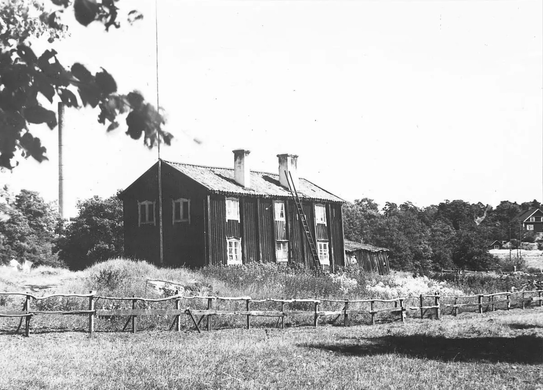 Ett tvåvåningshus i trä.Bostadshus - gårdsnummer nr 1 - tillhörande Stora Sickla gård. Byggnaden är idag riven. Foto 1926.