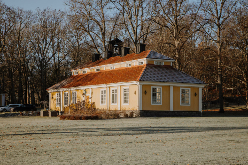 Gult trähus med rött tegeltak
