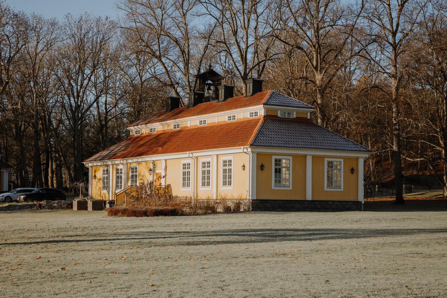 Gult trähus med rött tegeltak