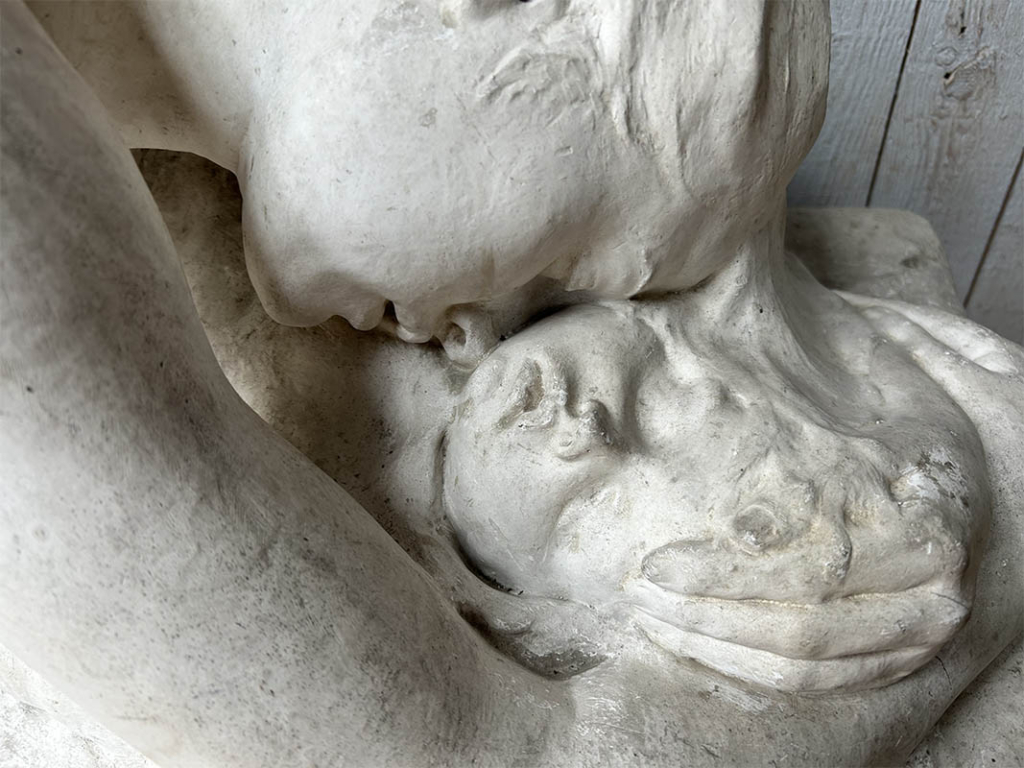 Skulptur av en kvinna och ett barn utförd i gips.