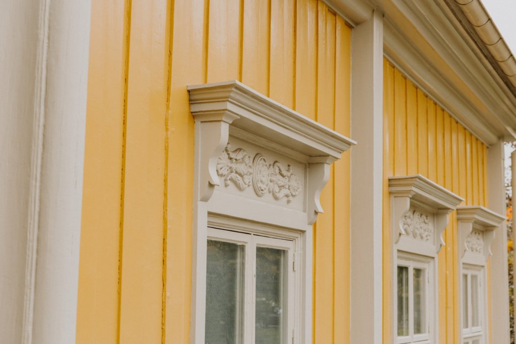 Detaljbild av dekorerat fönster