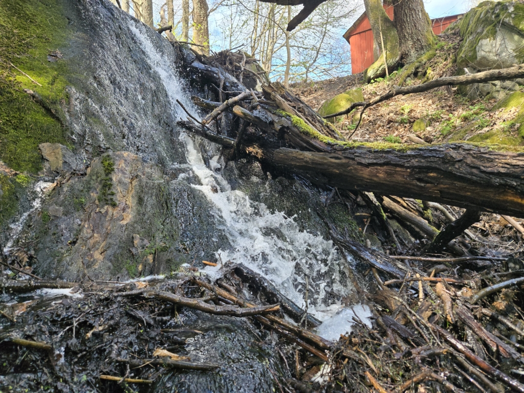 Foto visar strömmande vatten ner för berghäll.