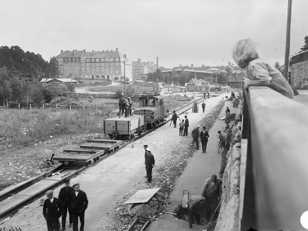 Nyfikna människor kollar in bygget av järnväg i Sundbyberg.