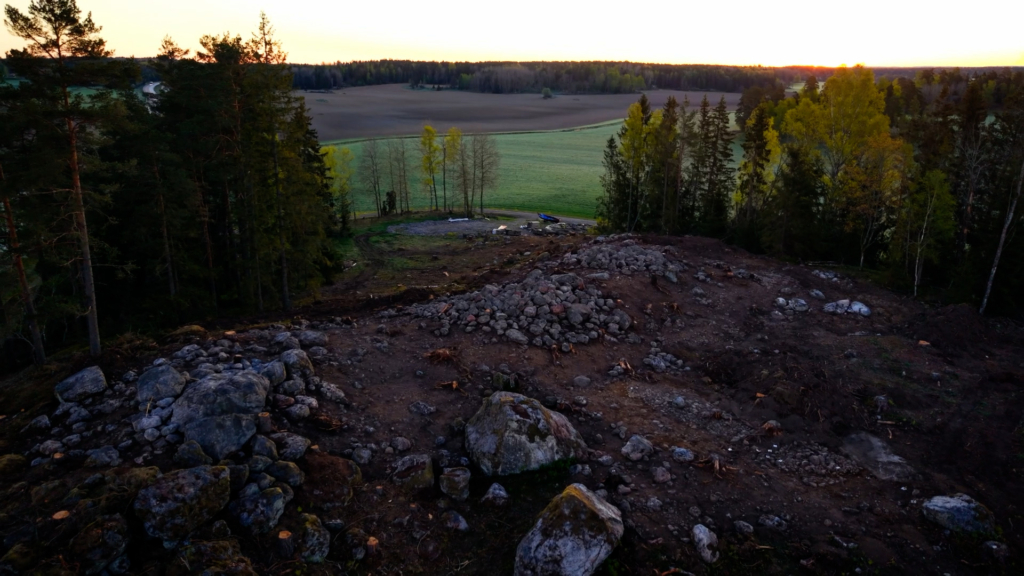 Högar av sten vid en arkeologisk utgrävning.