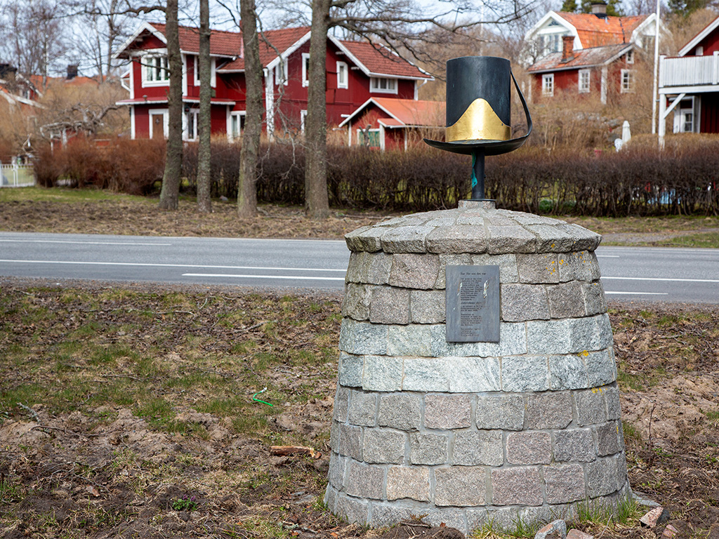 En skulptur med en hög hatt med guld på.