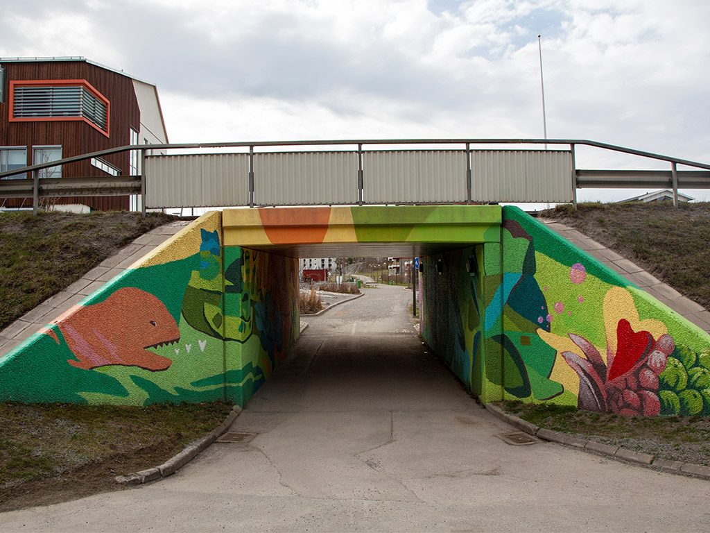 Tunnel med färgglad konst målat på väggarna.