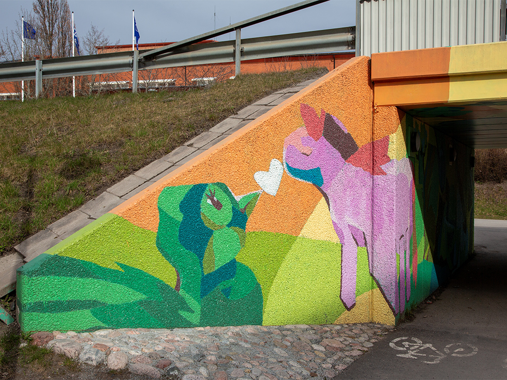 Tunnel med färgglad konst målat på väggarna.