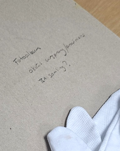 En kartong med texten Fotoalbum, okänt ursprung.