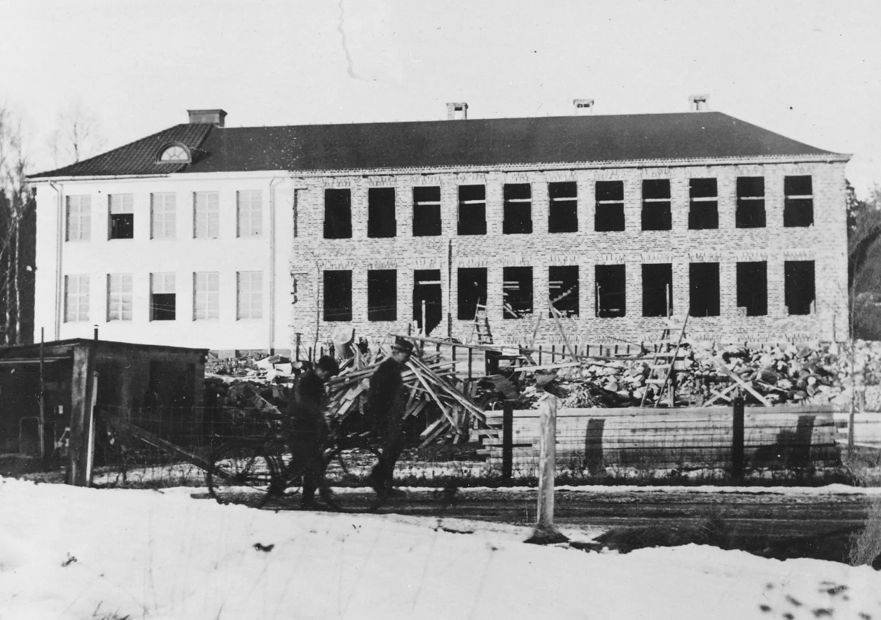 En stor byggnad som det byggs på.