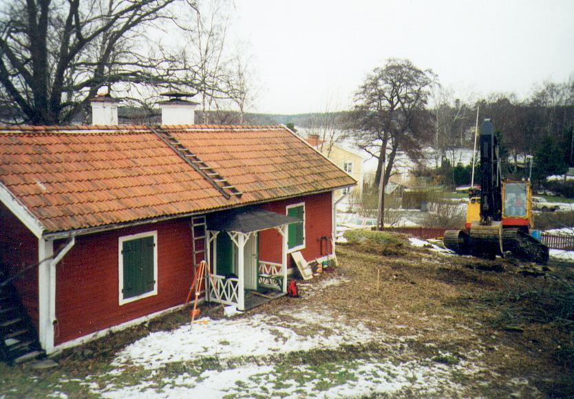 Huset med igenbommade fönsterluckor.