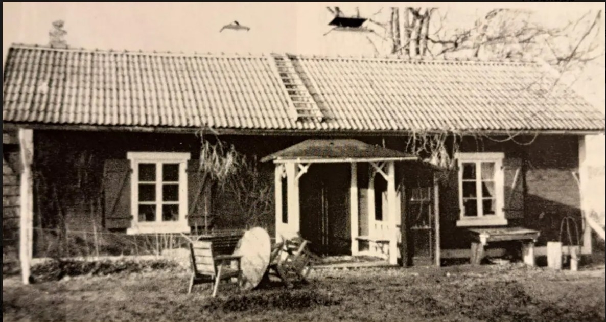 Svartvit bild av en liten stuga.