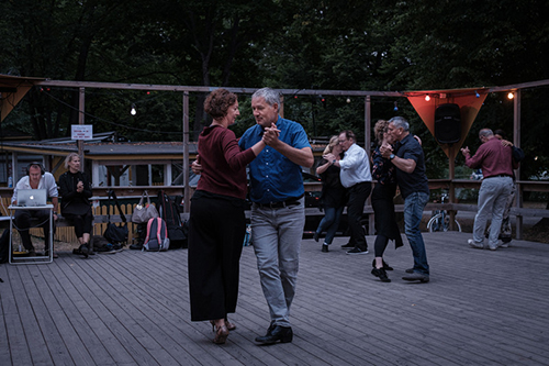 Två personer som dansar pardans utomhus.