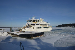 Vaxholmsbåten lägger till vid Boda brygga en vinterdag.